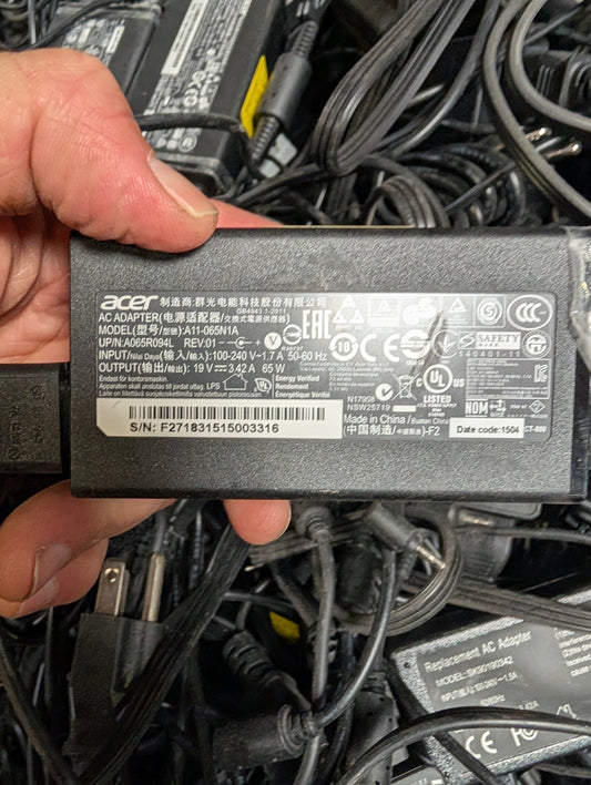 BULK LOT OF 18,000 ACER SMALL ROUND TIP AC ADAPTERS 45W - 65 WATT